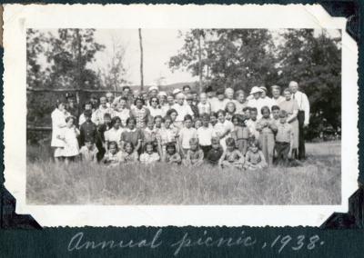 Photo album pp. 3-4 : Annual picnic